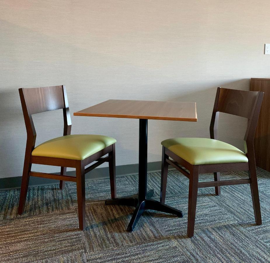 Meridian Inn & Suites Regina Airport Kültér fotó